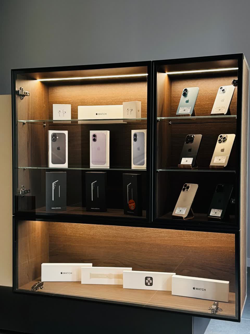 Vitrina cu telefoane